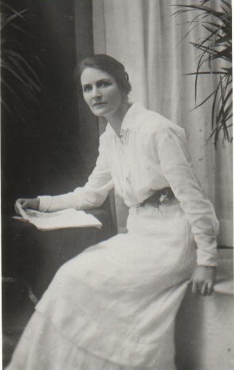 Grace Marion McLachlan - photo abt  1915  in Sydney NSW