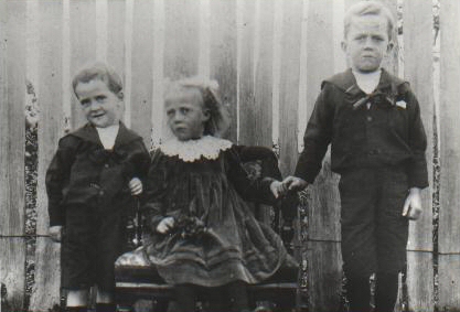 Alice Jean  nee McLachlan Rixon  three eld children Glenroy Duri NSW circa 1915 pre-death Dan McLachlan born 1852