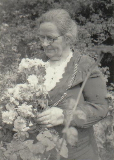 Alice Jean McLachlan  Rixon  at her home  Glenroy  Duri NSW  abt  1940