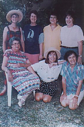 Alice Jean nee McLachlan -  her 6th child &   4th dau  Joyce nee Rixon  Maunder with  six  of her seven  daus  photo abt 1990