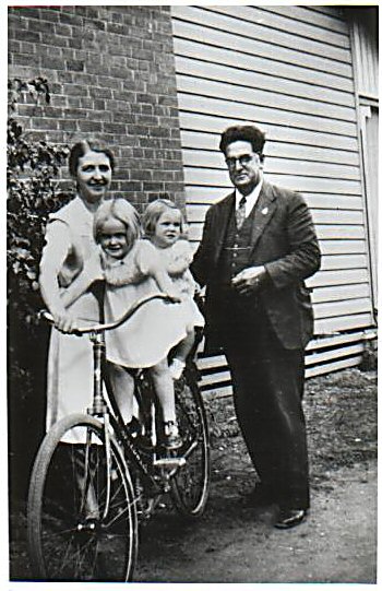 Family of Andrew McDonald  & wife Iris & daughters Jane & Evelyn