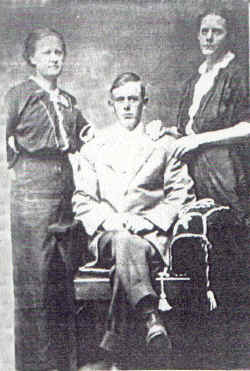 Hettie Killian Fisher on the left, John Killian, and Mary Killian Ragsdale on the right