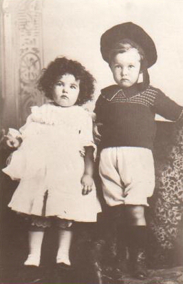 Chn sent old gum tree - Phoebe & Angus in 1901