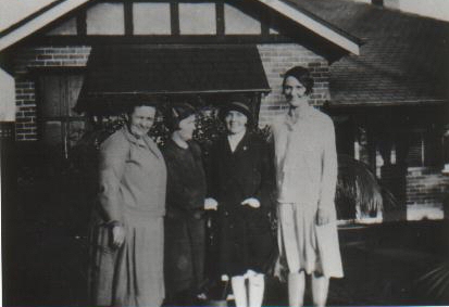  Grace Marion McLachlan  with four of her sisters - Cliffside at Manly NSW  abt 1929