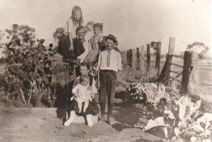 Alice Jean  nee McLachlan Rixon eldest children - Dan McLachlan -uncle @ centre  abt 1920