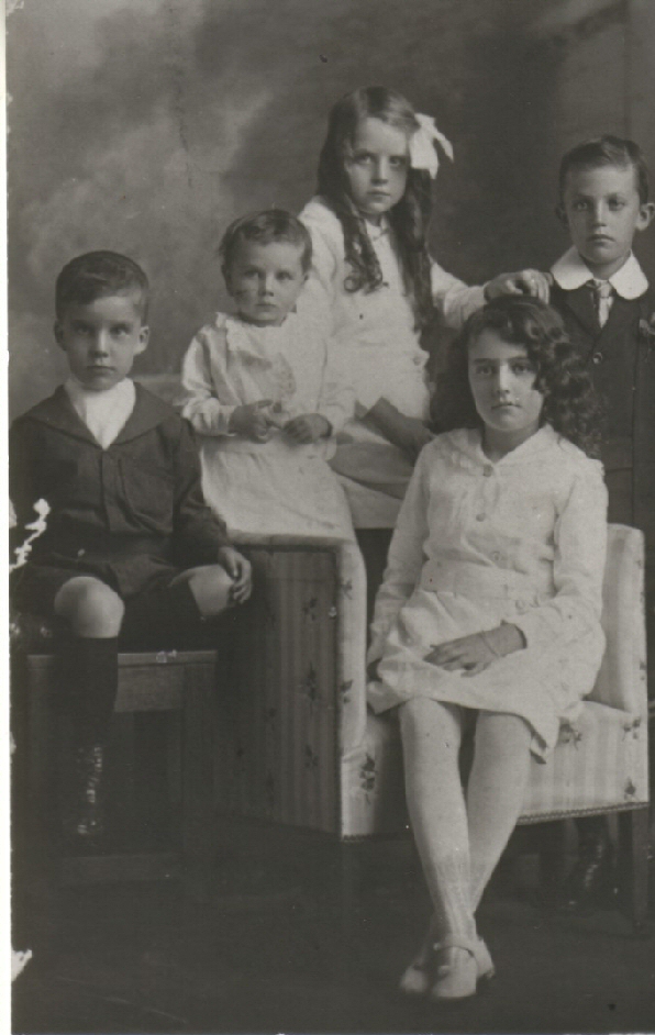 Agnes Gant & James Davis- first five children  Eliizabeth  -grandchildren abt 1913