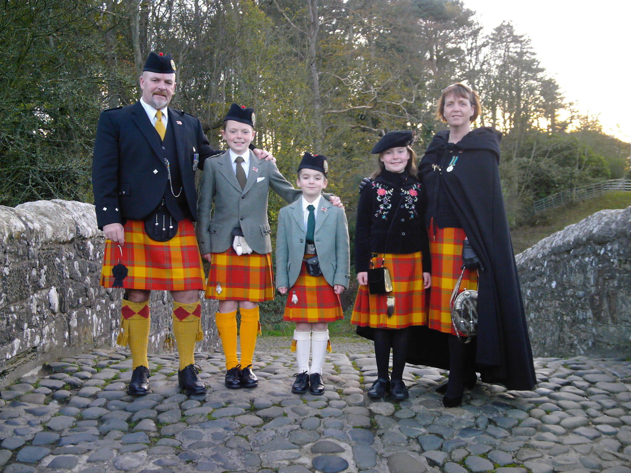 Scottish irish. Ирландцы шотландцы валлийцы. Шотландцы Уэльс и валлийцы. Шотландия килт школа. Нац костюм Шотландии.